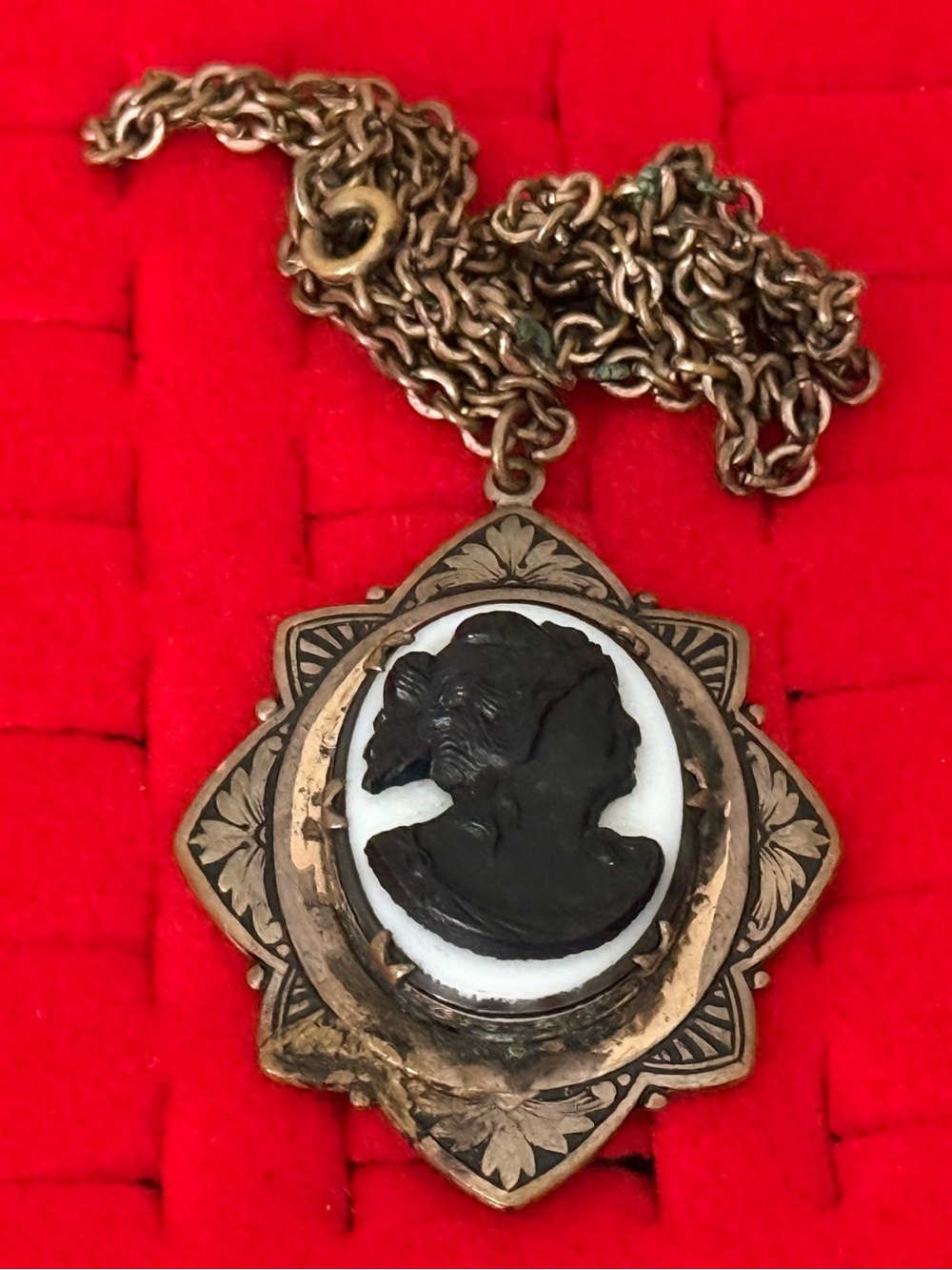 Vintage Black and White Cameo Pendant Necklace - Unbranded
